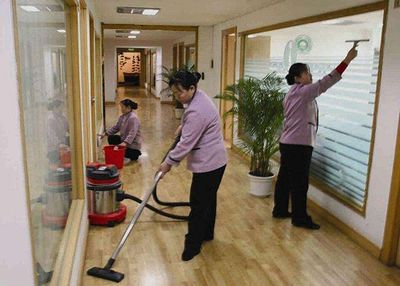 家政行業年輕化與職業化 90后男保潔員嶄露頭角，大學開設家政專業